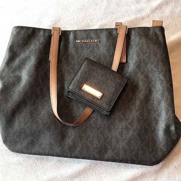 Michael Kors bag WITH travel wallet in brown - Picture 1 of 10